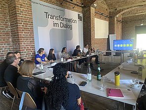 Gruppe der Teilnehmenden des ersten Circular-Workshops sitzen an Tischen in einem Raum