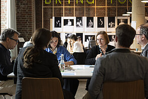 Gruppe von Teilnehmenden des vierten Workshops zum Thema Circular sitzen am Tisch und diskutieren