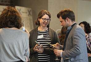 Zwei Teilnehmende des vierten Workshops zum Thema Circular stehen in einem Raum und unterhalten sich.