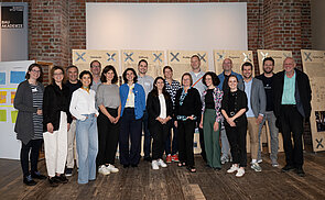 Gruppe der Teilnehmenden des vierten Workshops zum Thema Circular steht in einer Reihe in einem Raum